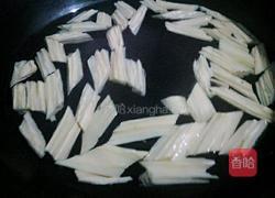 洋葱木耳拌腐竹的做法图解2