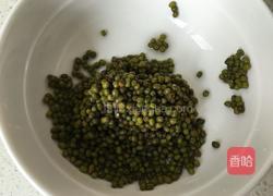 绿豆粥的做法图解1