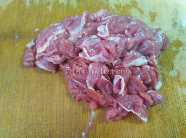 牛肉横刀切薄片。