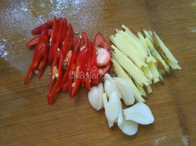红椒切斜刀，姜切丝，蒜切片。