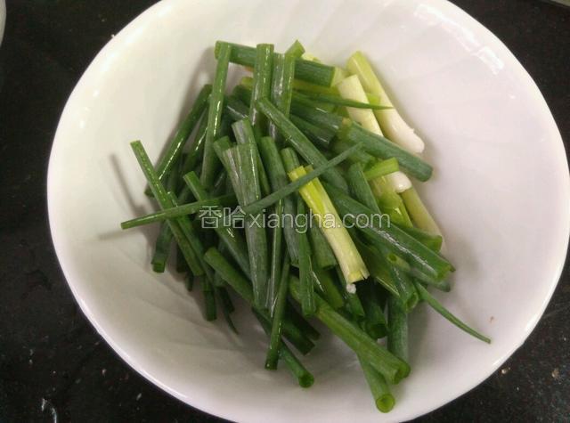 香葱切段。