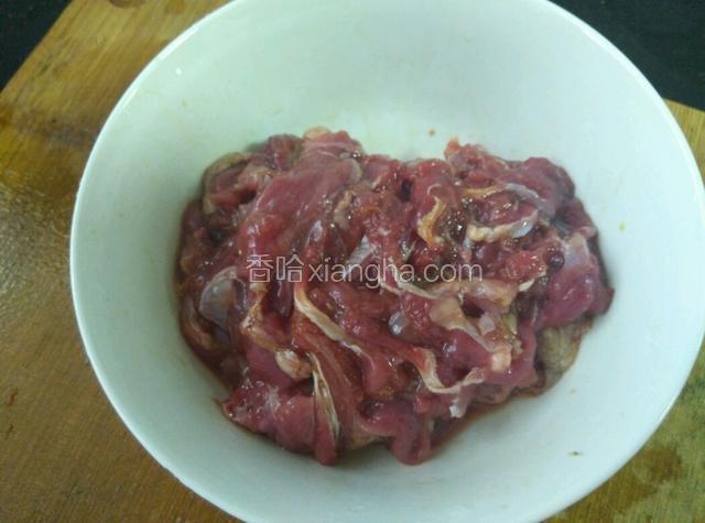 牛肉用少许盐、味精、生抽、胡椒粉、姜末、料酒腌上。