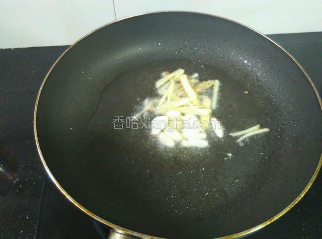 下姜、蒜炒香。