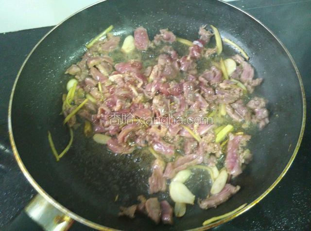 加入牛肉快速翻炒。