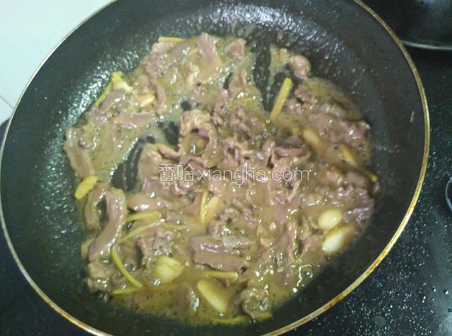 炒至断生，烹入料酒，加入湿淀粉炒匀。