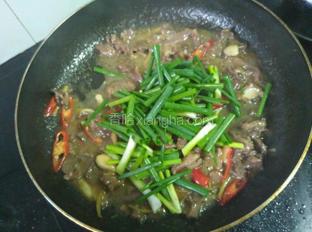 加入红椒、葱段炒匀关火。