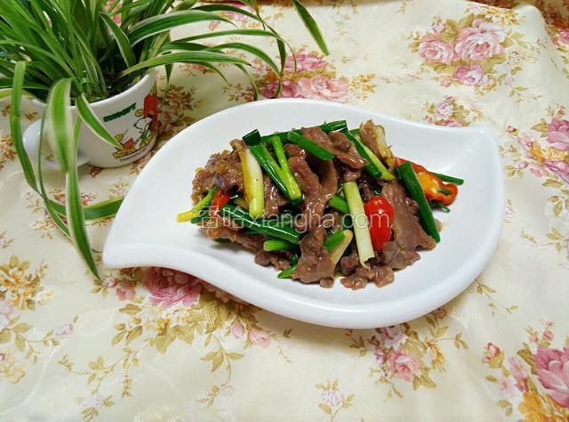 出锅装盘，牛肉香加葱香，好诱人的味道!