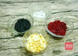 黑米红豆百合粥的做法图解1