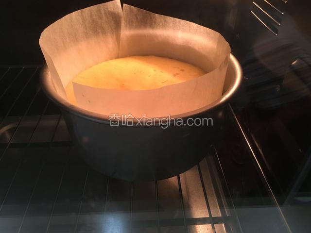 模具放入烤箱倒数第二层。烤制25分钟左右。大家根据自己家烤箱实际调整温度和时间。牙签插入蛋糕，没有粘上面糊表明蛋糕烤熟。