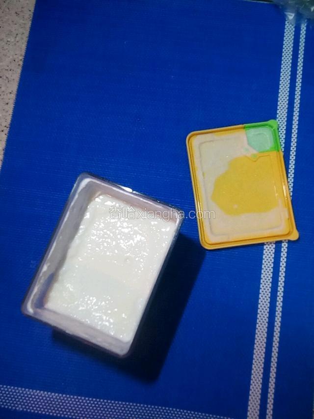 随后冰箱冷冻四小时，取出