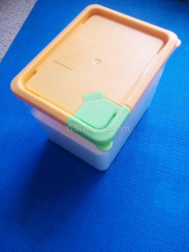 将牛奶倒入一个带盖容器（或者直接将碗覆上保鲜膜）