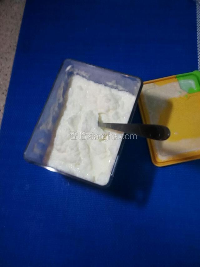 用小勺把还不太坚硬的冰沙捣碎