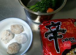 火锅肉丸子煮泡面的做法图解1