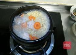 火锅肉丸子煮泡面的做法图解5