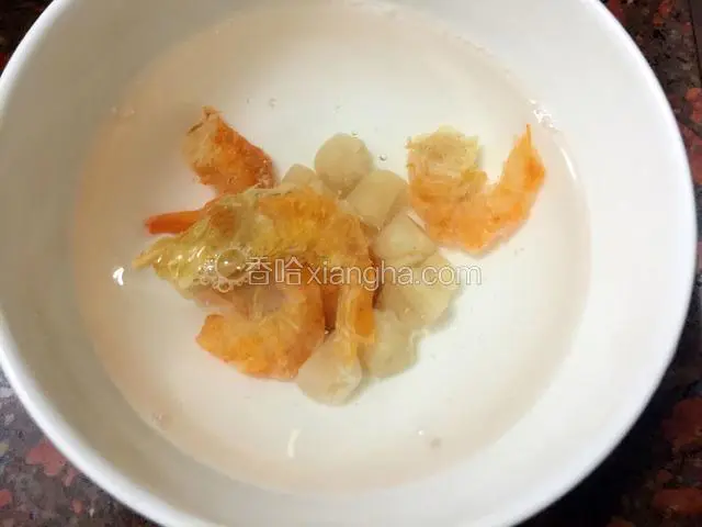 把干贝跟虾仁提前用开水泡开