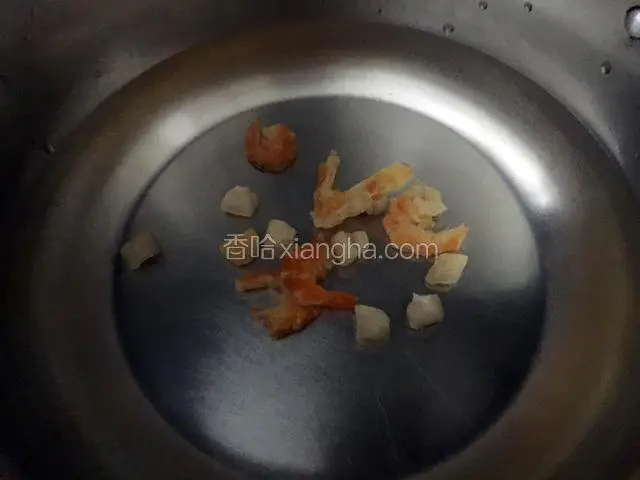 锅中放入水，把虾仁干贝放入煮