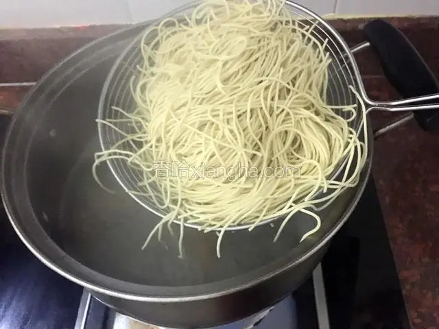 烧开水后放入油，把面条下锅煮开后，马上捞出来