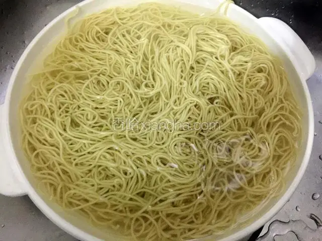 泡在凉开水，一定要过凉开水这样拌面才不会黏糊在一起