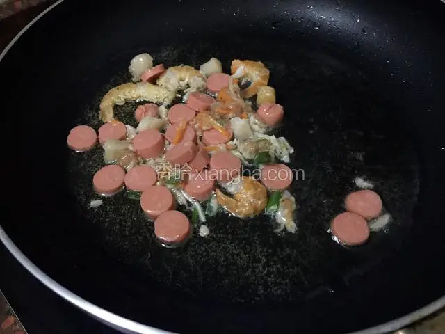 把火腿肠、干贝，虾仁炒一下