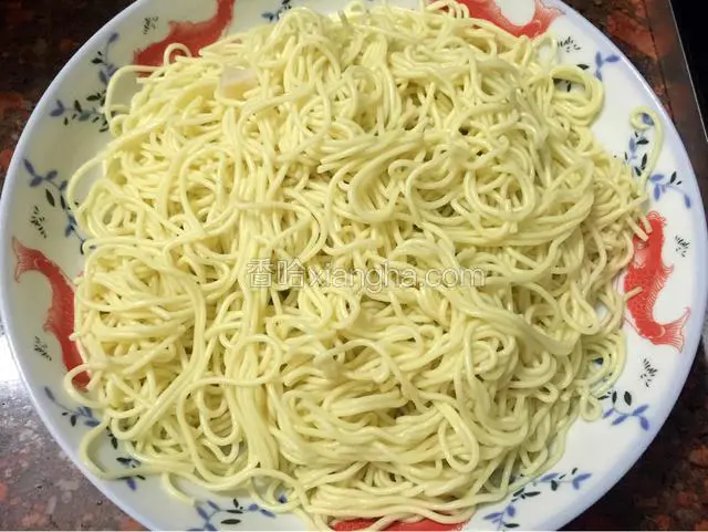 面条捞起控干水分放入盘中备用
