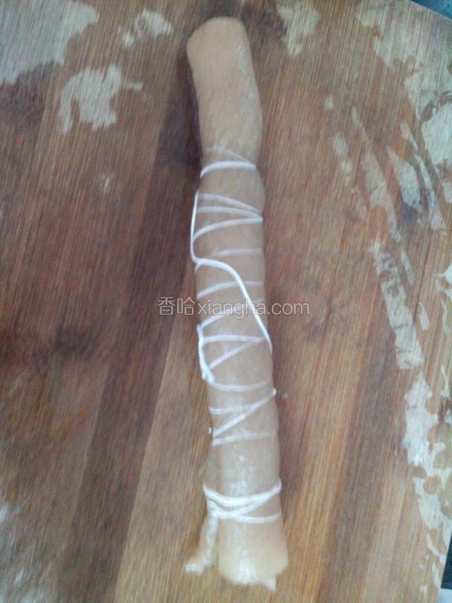 将猪皮用粗线绑紧。