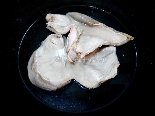 猪肚冷水下锅、煮1小时、（喜欢猪肚软烂点、可以多煮一会）