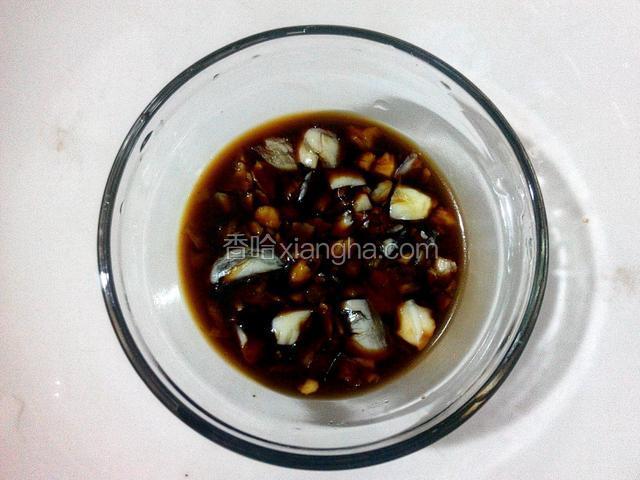 调味碟加入酱油、香油、蒜、搅拌匀、（按个人口味决定放不放蒜）