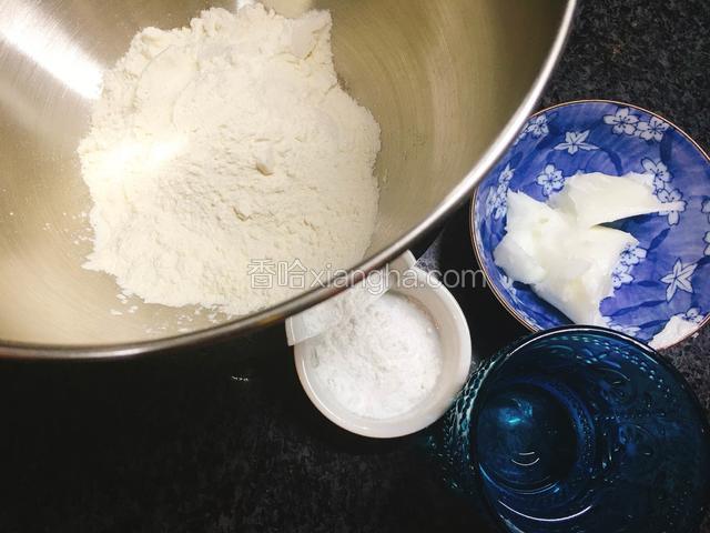 中式酥皮：水油皮需要准备材料有：中筋面粉、猪油、糖、开水。