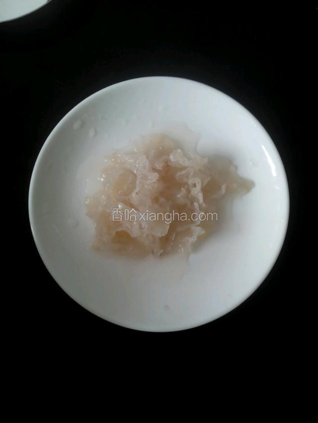 银耳泡发，去蒂，煮15分钟后捞起备用