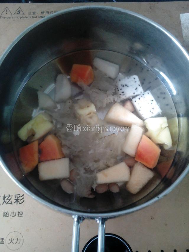 把所以材料放锅中，煮5～10分钟（喜欢吃软的就再久一点）
