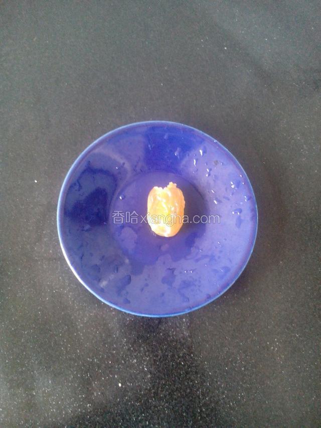 煮好了捞起，把准备的蜜枣放上去装饰