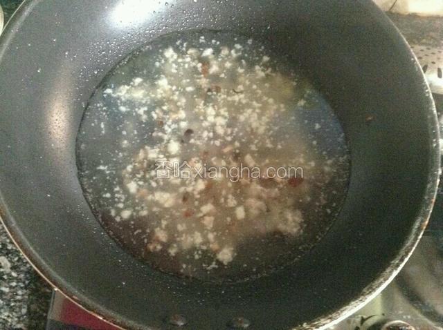 注入清水烧开，下豆腐和香菇丁。