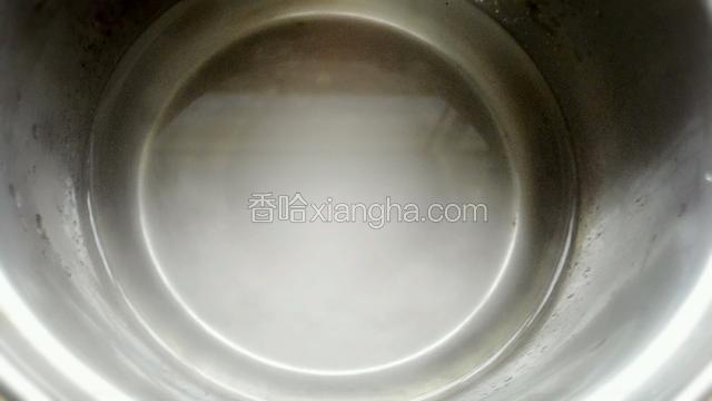 白凉粉，清水，白糖，柠檬汁搅拌均匀，煮开关火！