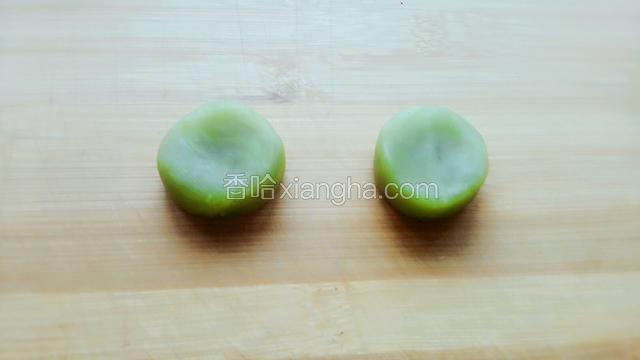 抹茶陷团成15克小团备好！（抹茶陷买的现成的）