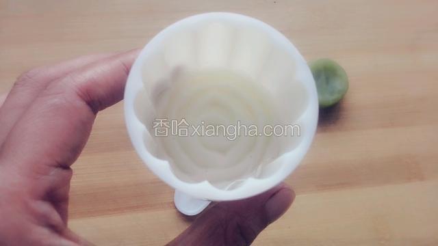 白凉粉晾至不烫手时倒入模具三分之一，放冰箱冷藏五分钟！