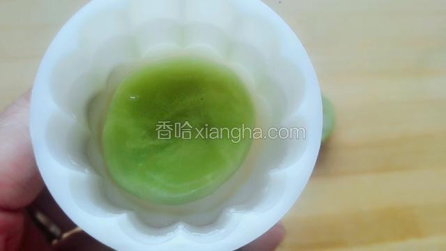 再将液体倒入模具七八分满，放冰箱冷藏二十分钟！（中途液体如果定型了，再加热一下！）