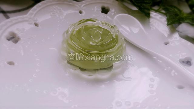 果冻就做好了，可以在表面再撒些抹茶粉！