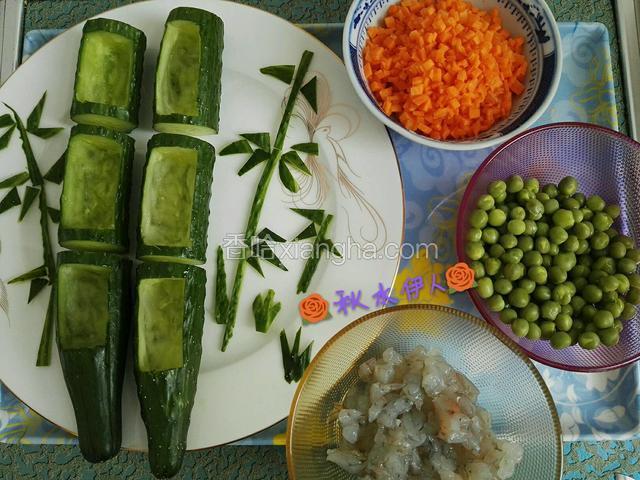 把黄瓜切大块，把里面的挖出来，注意不要挖空，底下削平摆放的平稳，用削下来的黄瓜皮切竹叶摆旁边，胡萝卜削皮切丁，大虾去头用牙签挑出背上的虾线，切丁