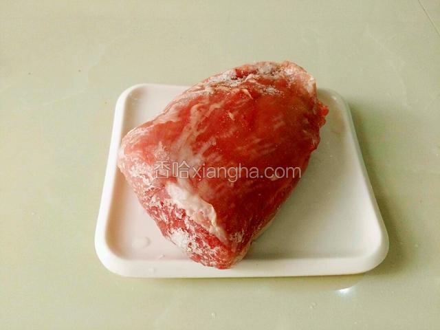 把里脊肉切小块，用酱油，料酒，盐，胡椒粉，腌制20分钟。