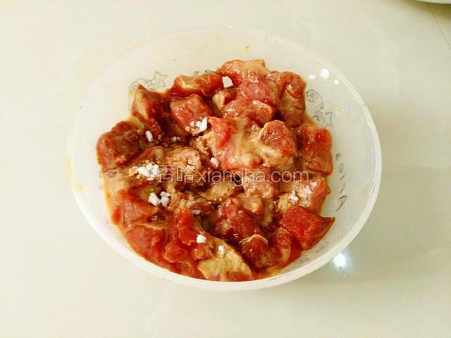 这是切好的里脊肉块已经腌制20分钟，把刚刚和好的淀粉水倒出，留下淀粉糊倒肉碗里，用筷子拌匀，感觉稀可以加干淀粉。