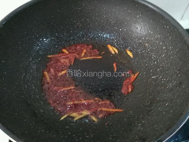接着下番茄酱，翻炒均匀。
