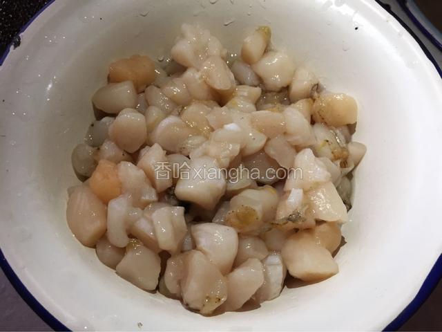 扇贝丁洗净，去水，打入一个鸡蛋抓匀。