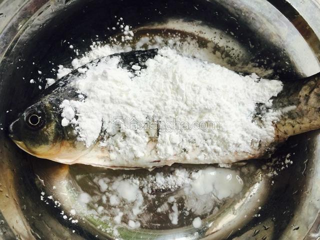 给鱼两面都拍上适量的玉米淀粉。