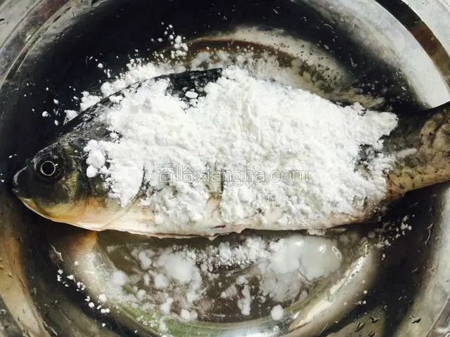 给鱼两面都拍上适量的玉米淀粉。