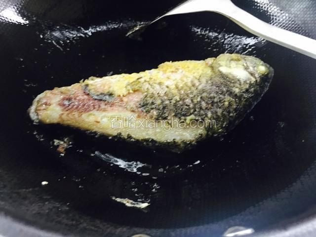 煎炸两面金黄。
