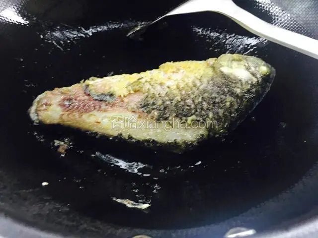 煎炸两面金黄。