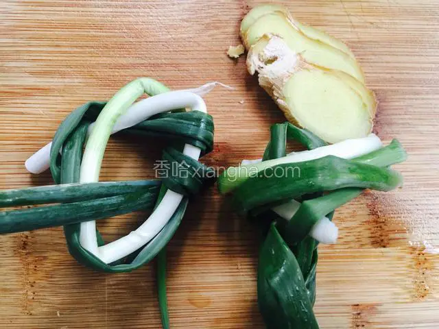 准备葱结和姜片。