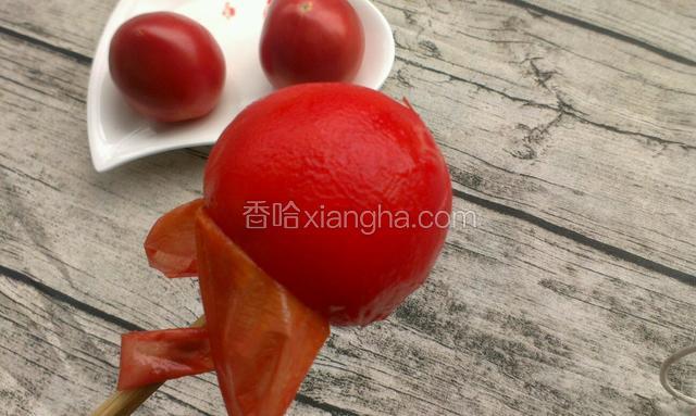 西红柿皮很容易就剥下来啦