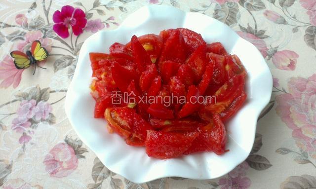 把莲花状西红柿放盘子中间，再放西红柿块，洒上白砂糖，开吃。