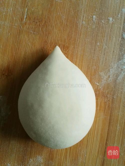 收口朝下整理成椭圆形,一头尖点做刺猬嘴